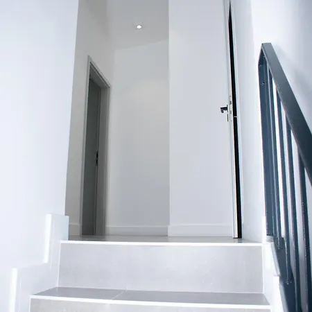 Luxury Cozy 2 Bdr Downtown Apt.4 아파트 *