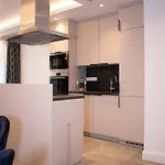 Διαμέρισμα Luxury Cozy 2 Bdr Downtown Apt.4 *